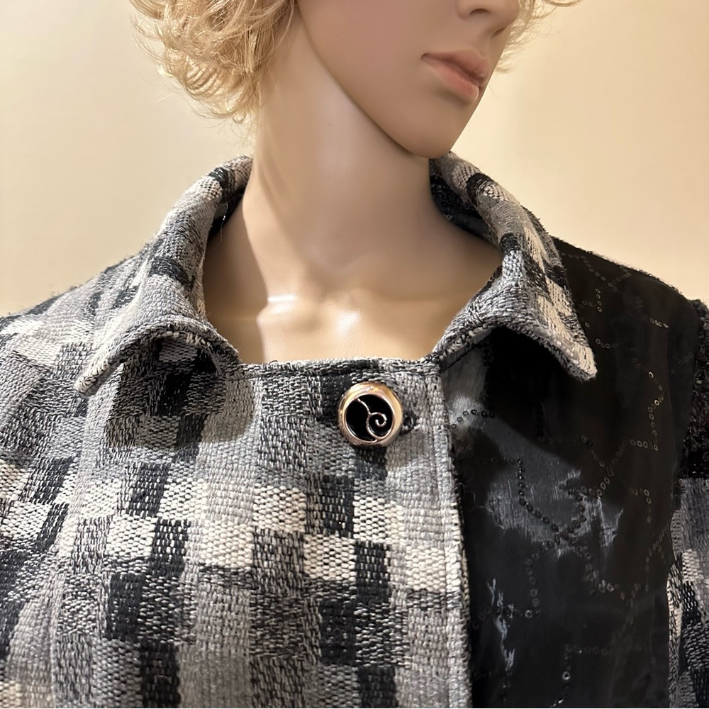 Sacred Thread Coat - Picture 4 of 17